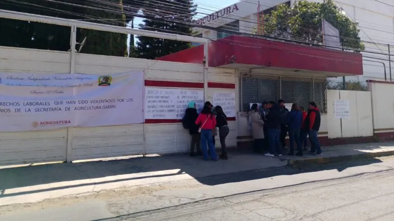 Integrantes del Sindicato de Agricultura bloqueando oficinas de Sader en Puebla por falta de insumos