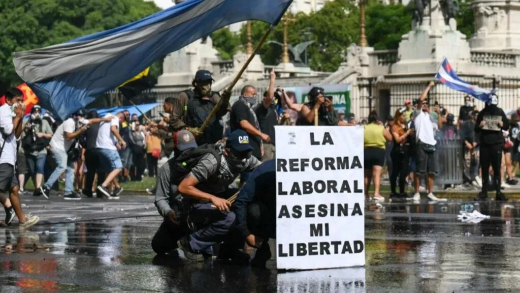 Sindicatos argentinos protestan contra reforma laboral de Milei frente al Congreso