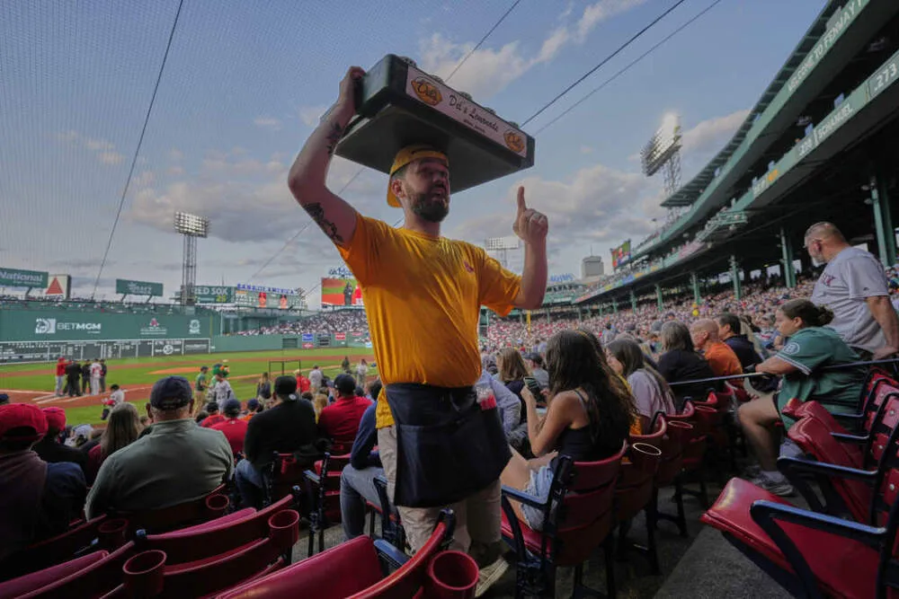 Empleados de concesiones en Fenway Park durante jornada laboral tras ratificación de contrato sindical en Fenway en Boston