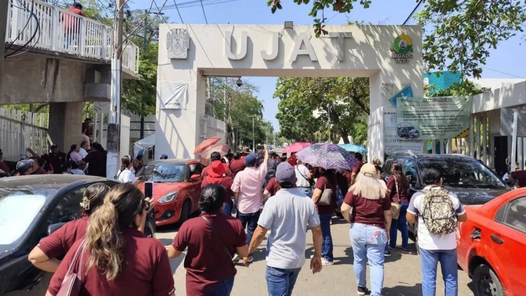 Trabajadores de la UJAT marchan en Tabasco por su derecho a huelga