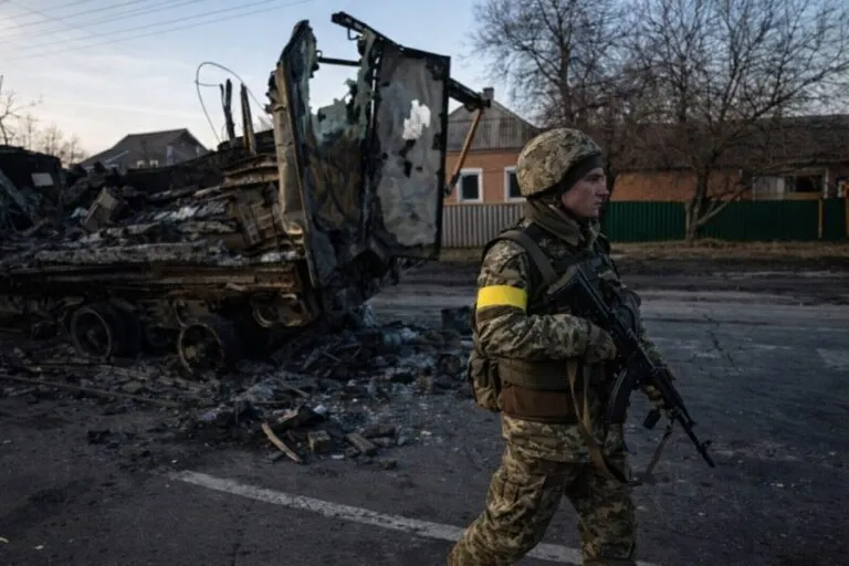 Trabajadores ucranianos frente a infraestructura dañada reflejan impacto laboral y humanitario del conflicto