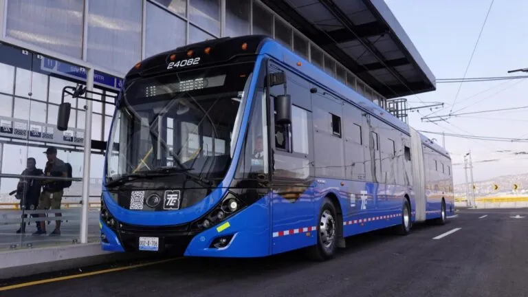 Tranviarios de la Ciudad de México durante negociación salarial con autoridades de movilidad