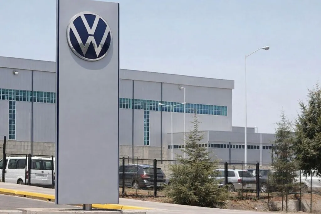 Trabajadores en planta de Volkswagen México realizando ajustes por ausencia de calendario de producción.