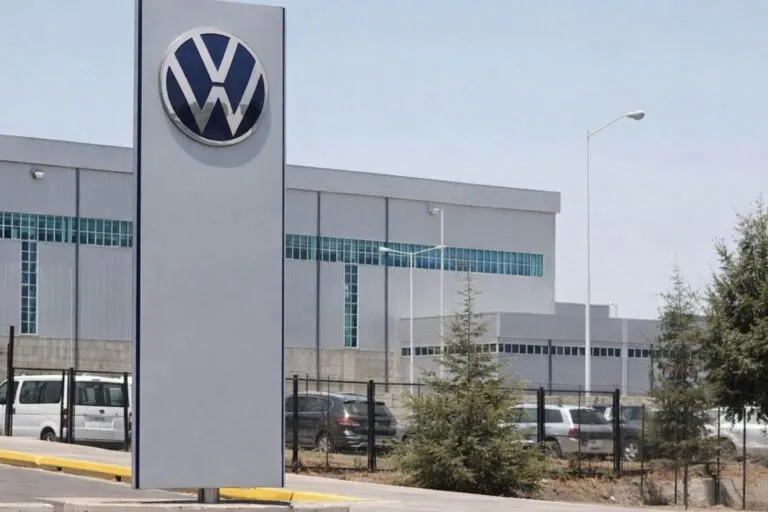 Trabajadores en planta de Volkswagen México realizando ajustes por ausencia de calendario de producción.