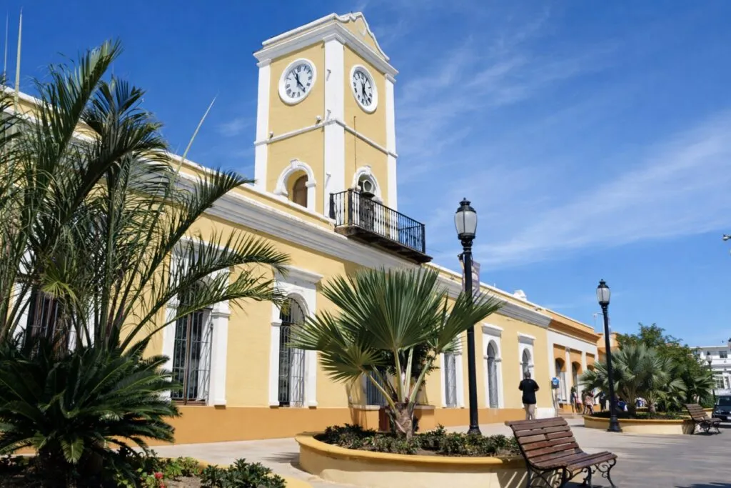 Ilustración editorial sobre despidos de trabajadores municipales y su impacto social en Los Cabos