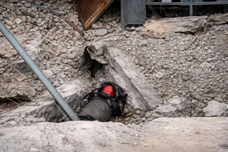 Binomios caninos localizan a un trabajador entre escombros y muestran riesgos laborales en demoliciones urbanas.