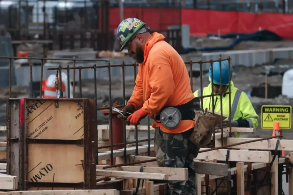 Obreros en obra reflejan escasez de trabajadores en construcción en EE. UU. y necesidad de 349000 nuevos empleados