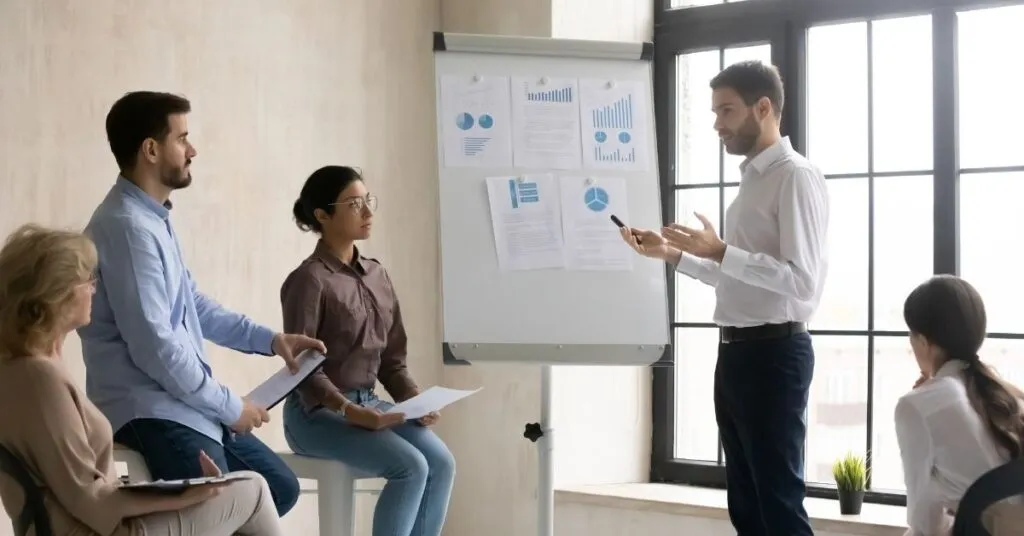 Equipo de trabajadores participando en capacitación laboral que mejora productividad y liderazgo empresarial según estudio de Harvard Business Review