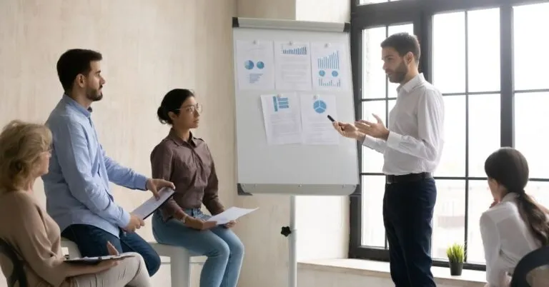 Equipo de trabajadores participando en capacitación laboral que mejora productividad y liderazgo empresarial según estudio de Harvard Business Review