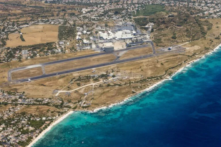 Controladores de tráfico aéreo en Barbados con aeropuerto Grantley Adams y protesta sindical por cierre parcial del espacio aéreo