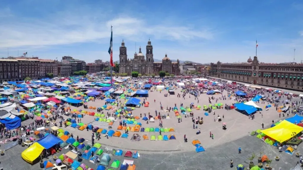 Maestros de la CNTE en protesta en el Zócalo de Ciudad de México tras levantar paro de 72 horas sin acuerdos con el gobierno