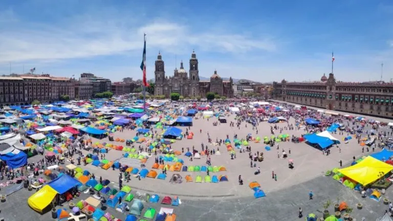 Maestros de la CNTE en protesta en el Zócalo de Ciudad de México tras levantar paro de 72 horas sin acuerdos con el gobierno