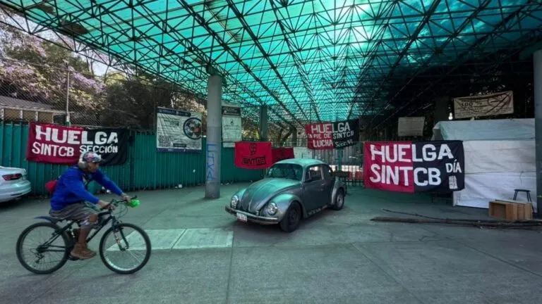 Plantel del Colegio de Bachilleres cerrado con banderas de huelga reflejando paro laboral y suspensión de clases en México
