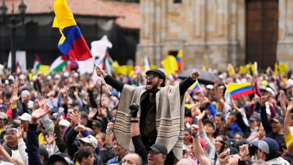 Manifestación masiva en Colombia con trabajadores y sindicatos protestando por el impacto del decreto laboral y la reforma en negociación colectiva