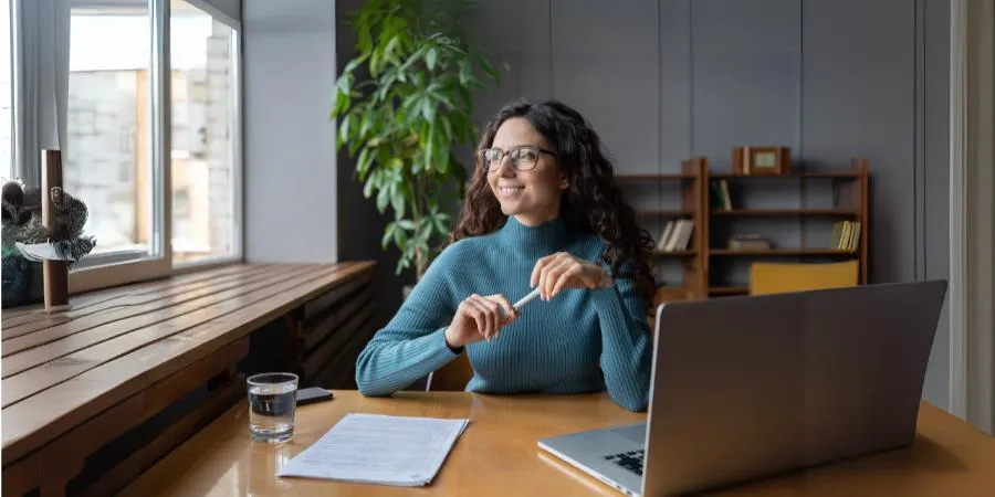 Empleado gestionando emociones para no tomar el trabajo personal y mejorar su bienestar laboral