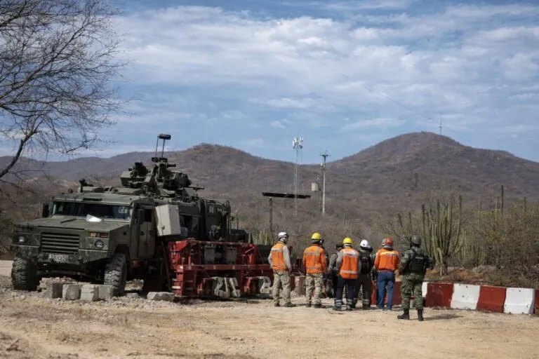 Operativo de rescate por derrumbe en mina de oro en Sinaloa con trabajadores atrapados y equipos de emergencia