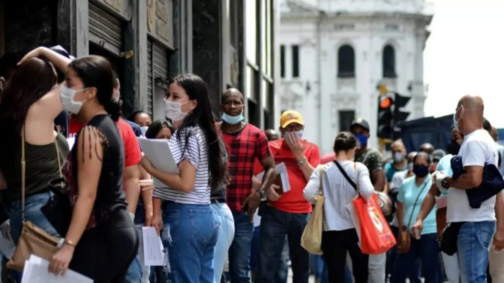 desempleo en Colombia en 2026 con personas buscando trabajo y análisis del mercado laboral tras caída de la tasa