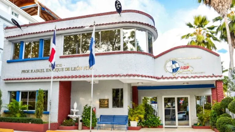 Profesores en un entorno escolar que representan el debate sobre condiciones laborales de docentes en República Dominicana