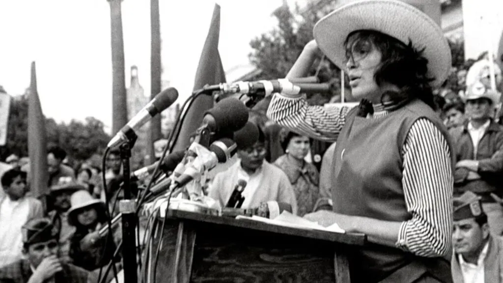 Dolores Huerta participando en un acto sindical reflejando su liderazgo y la lucha de mujeres en sindicatos agrícolas
