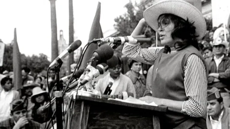 Dolores Huerta participando en un acto sindical reflejando su liderazgo y la lucha de mujeres en sindicatos agrícolas