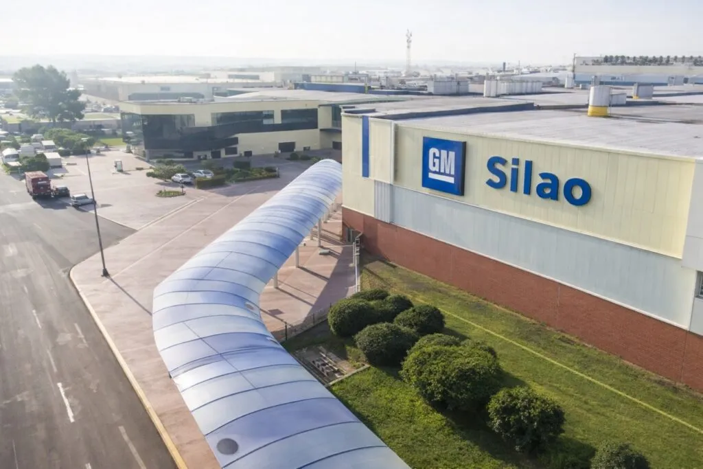 Empleados de General Motors Silao en reunión sindical y protesta por condiciones laborales