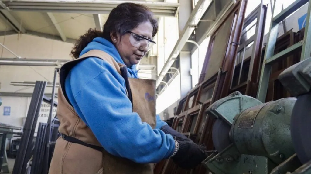 Mujeres trabajando en distintos sectores productivos que reflejan el crecimiento del empleo femenino en Guanajuato