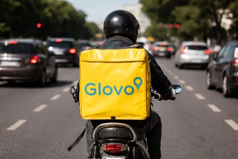 trabajadores de Glovo durante negociación sindical por ERE de 750 trabajadores en España