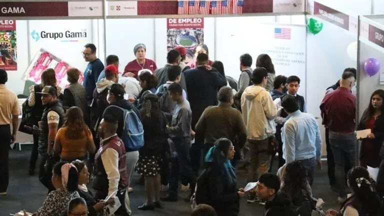 : Personas interactúan con reclutadores en Feria de Empleo CDMX 2026 con 300 vacantes en la Ciudad de México