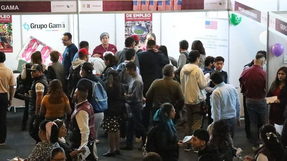 : Personas interactúan con reclutadores en Feria de Empleo CDMX 2026 con 300 vacantes en la Ciudad de México