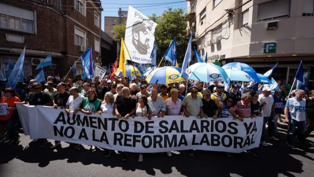 Integrantes del Frente de Sindicatos Unidos manifestándose frente al Congreso argentino contra la reforma laboral