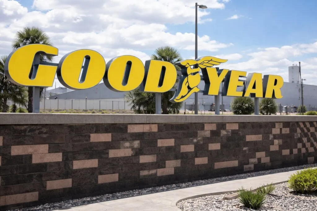 Trabajadores ante planta de Goodyear México en San Luis Potosí por huelga del 23 de marzo y revisión salarial contractual