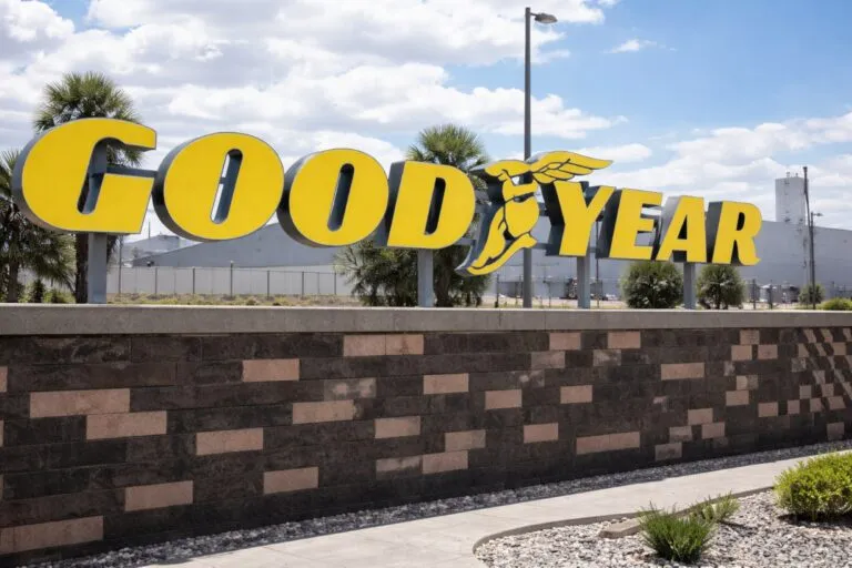 Trabajadores ante planta de Goodyear México en San Luis Potosí por huelga del 23 de marzo y revisión salarial contractual
