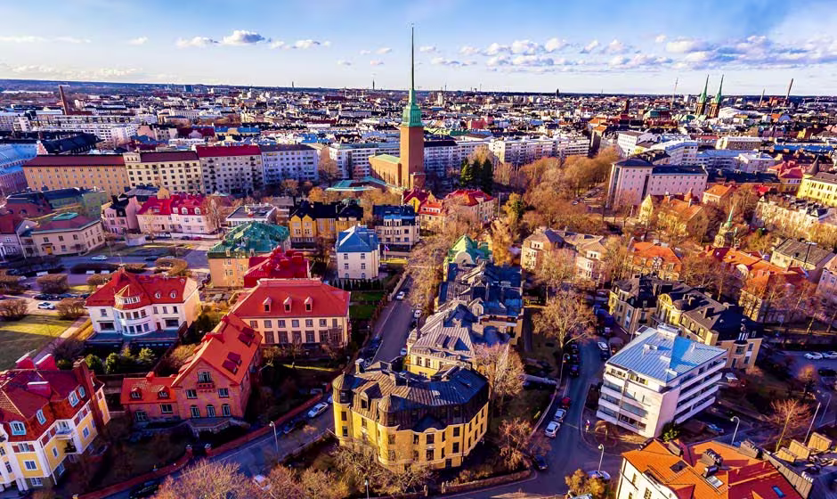 Vista urbana de Helsinki representa inmigración laboral en Finlandia y descenso de permisos de trabajo y estudio en 2025