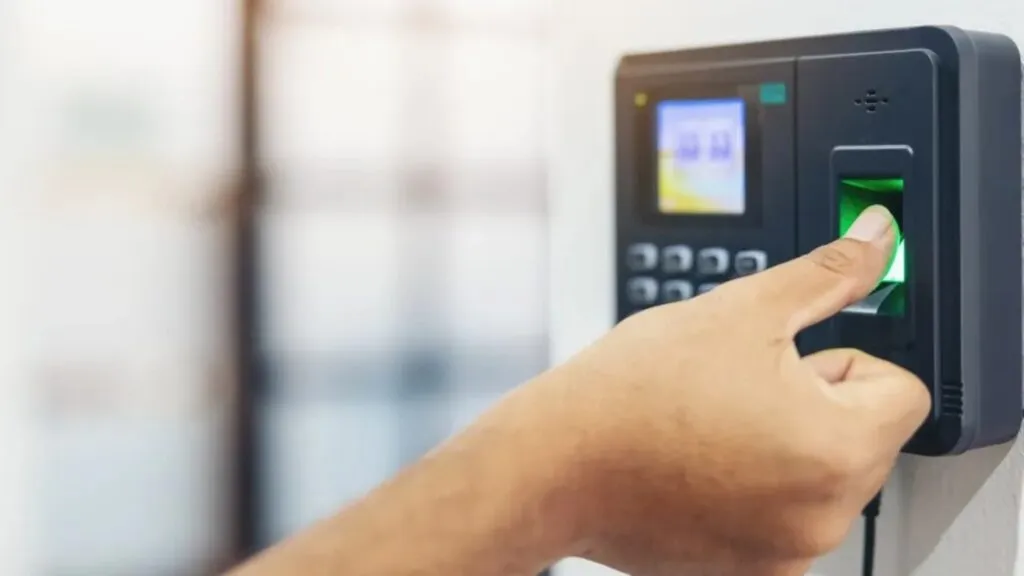 Sistema digital de registro de jornada laboral utilizado para controlar horarios de trabajo en empresas