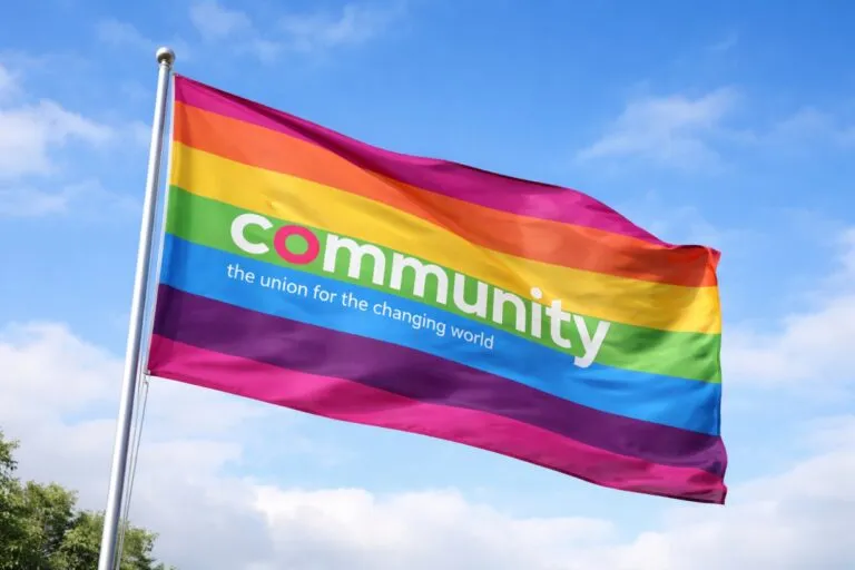 Representación simbólica de sindicatos y mujeres en España durante debate sobre derechos laborales y negociación colectiva