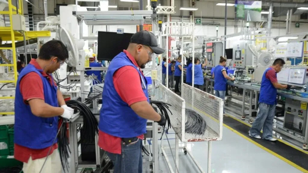 Trabajadores en sus puestos durante el lunes 16 de marzo mientras el calendario marca el día festivo con pago triple según la Ley Federal del Trabajo