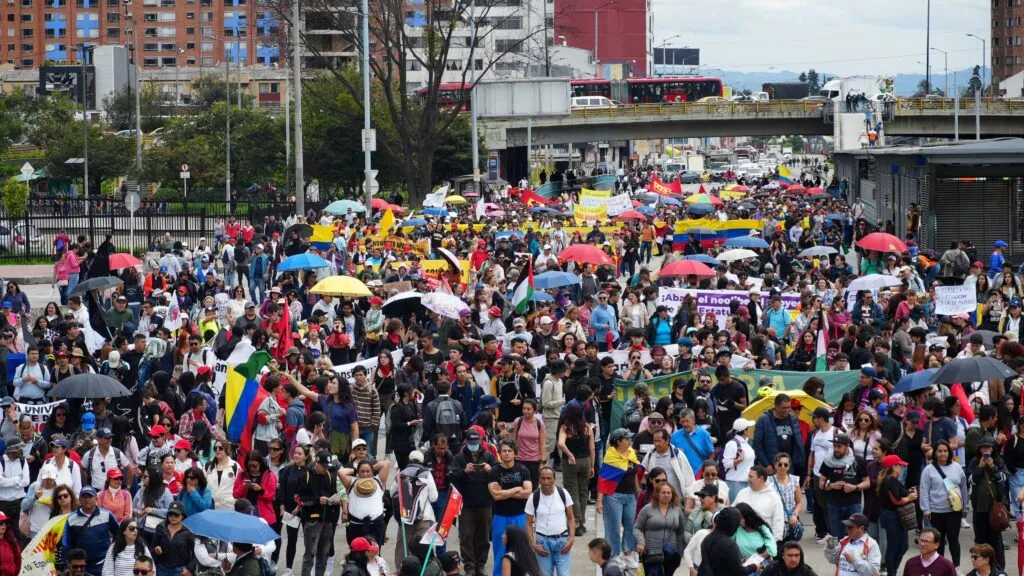 Maestros de Bogotá participando en una marcha sindical en la ciudad