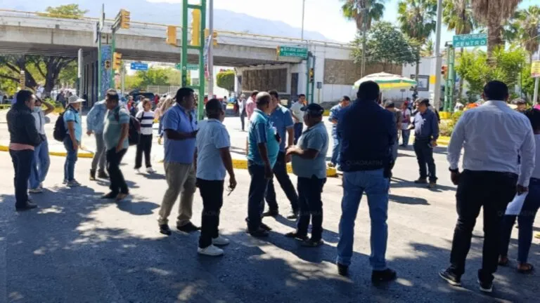 Maestros de la CETEG bloqueando bancos y calles en Chilpancingo durante protestas sindicales en Guerrero