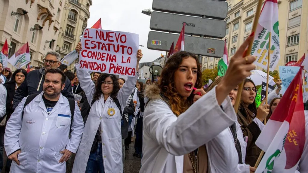Médicos manifestándose frente a un hospital en España durante la huelga nacional por mejores condiciones laborales