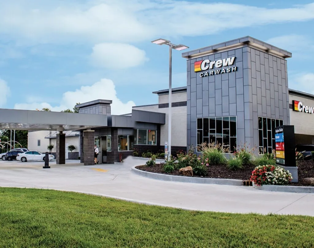 Equipo profesional colaborando en oficina moderna que representa las mejores empresas para trabajar en Estados Unidos según ranking Glassdoor