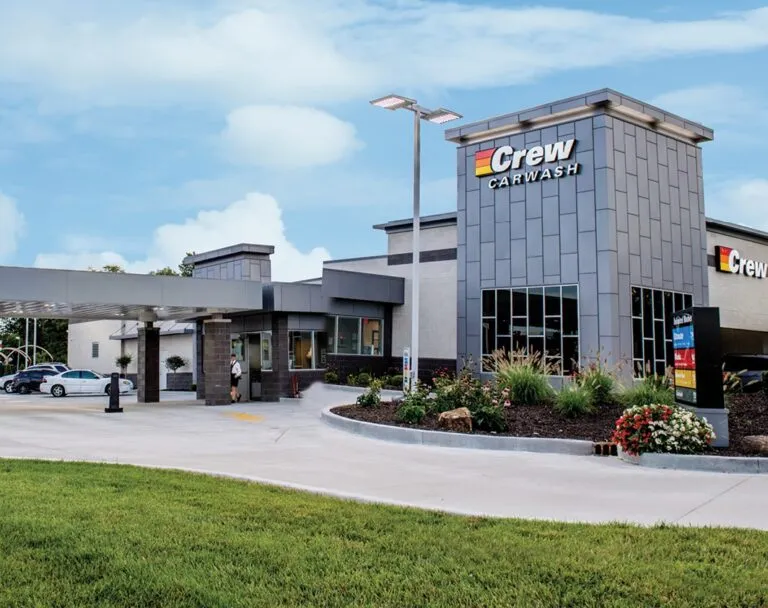 Equipo profesional colaborando en oficina moderna que representa las mejores empresas para trabajar en Estados Unidos según ranking Glassdoor