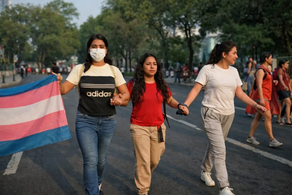Marcha de sindicatos y colectivos sociales en la Ciudad de México exigiendo derechos laborales y justicia