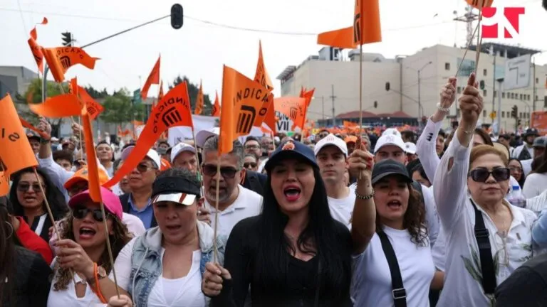 Mujeres liderando organizaciones sindicales en México y participando en reuniones gremiales dentro del movimiento laboral