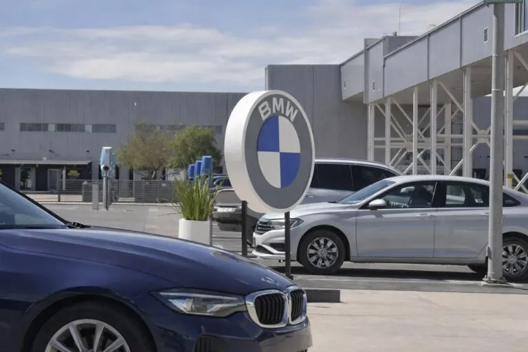 Trabajadores en planta BMW San Luis Potosí durante proceso de negociación salarial BMW que pasó a tribunales laborales en México
