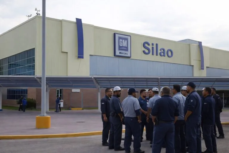 Trabajadores de GM Silao en México durante asamblea por huelga en revisión salarial en Guanajuato