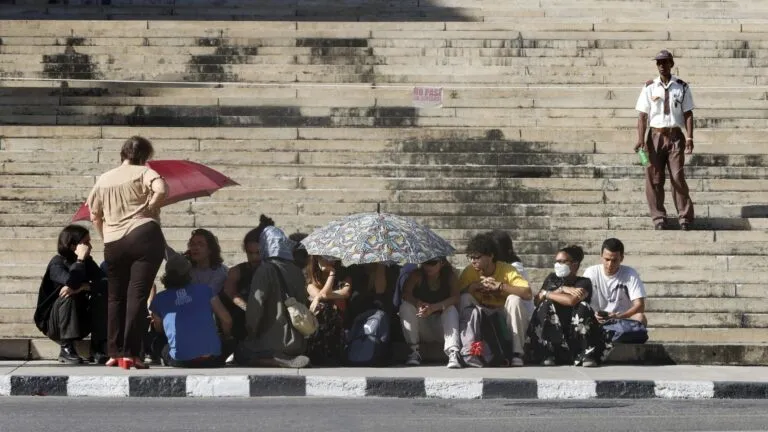 Estudiantes realizan protesta estudiantil sentados en la escalinata de la Universidad de La Habana durante apagones