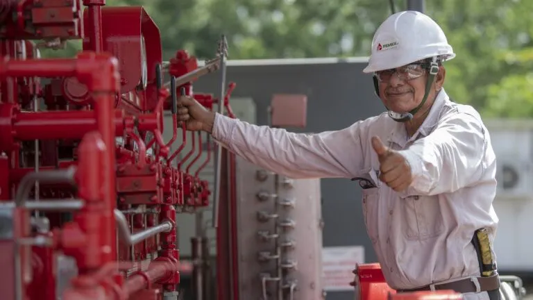Trabajadores petroleros y jubilados durante protesta relacionada con la reforma de pensiones en México