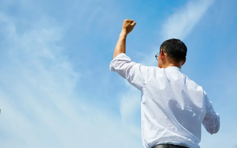 Emprendedora en estudio de moda tras renunciar a empleo para emprender en Estados Unidos con salario previo de 390000 dólares