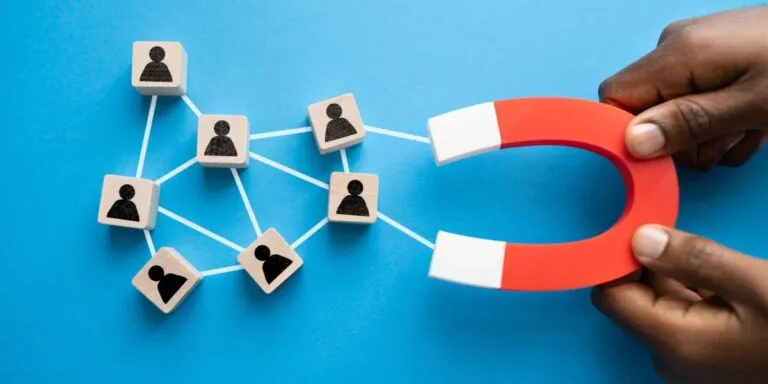 Equipo profesional colaborando en oficina moderna que representa la retención de talento mediante sistemas organizacionales