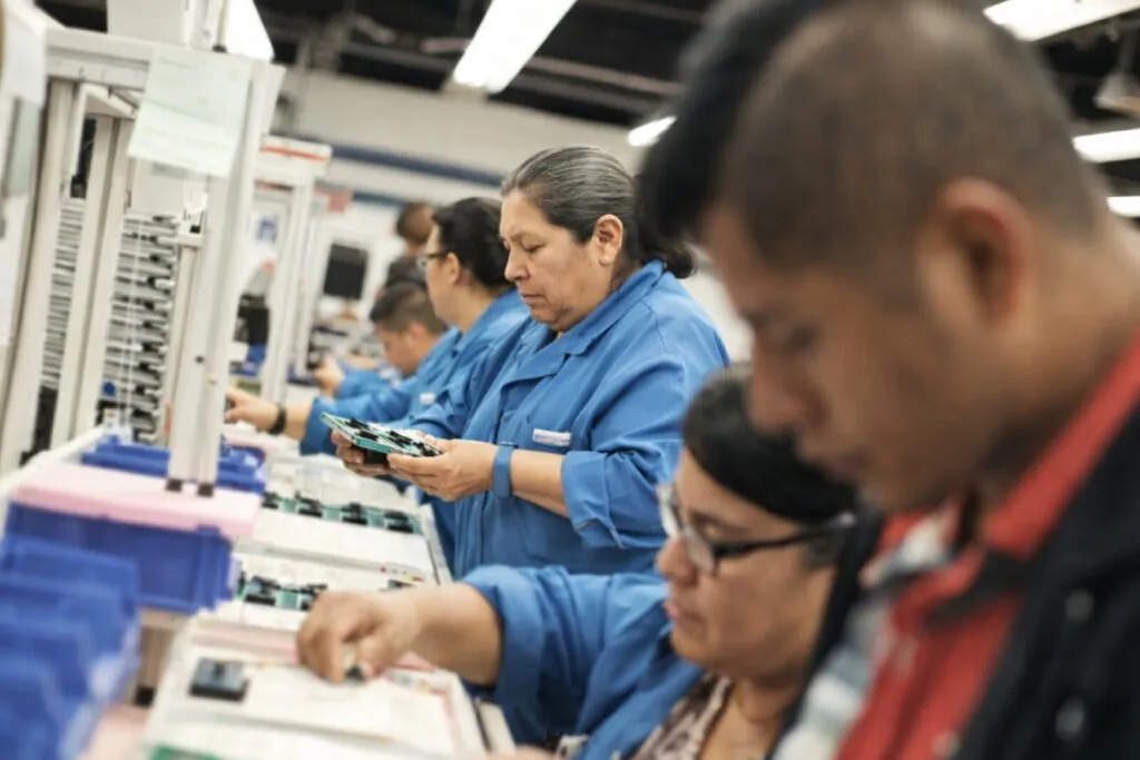 Personas trabajadoras participando en votación y revisión de contratos colectivos Querétaro bajo democracia sindical